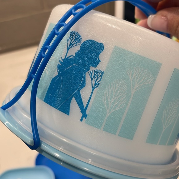 New Tupperware Frozen 2 Cake Serving Set - Picture 4 of 6